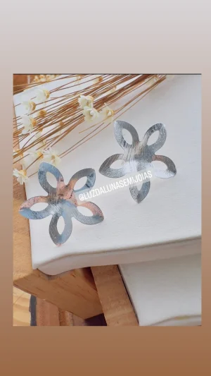 Brincos folhado.a.prata,FLOR